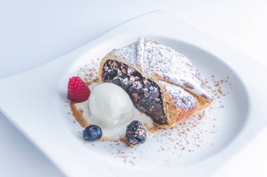 Vanilyalı dondurmalı elmalı turta.