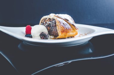 Vanilyalı dondurmalı elmalı turta.