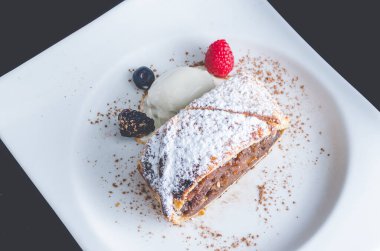 Vanilyalı dondurmalı elmalı turta.