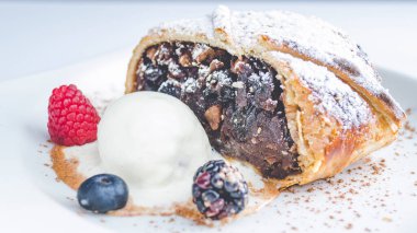 Vanilyalı dondurmalı elmalı turta.