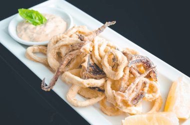 Kızarmış kalamar whit limon aperatifi