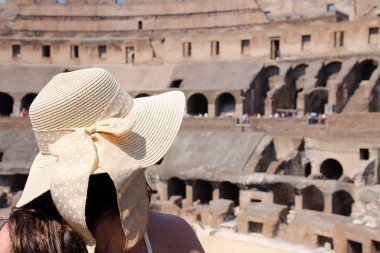 Turist içinde Kolezyum Roma, İtalya