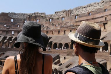 Turist içinde Kolezyum Roma, İtalya