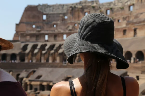 Turist inde i Colosseum i Rom, Italien - Stock-foto