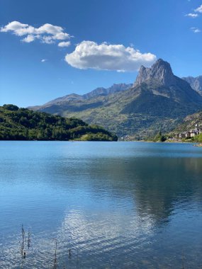 Lanuza kasabasına bakış açısına göre. Arkasında dağlar olan büyük bir göl..