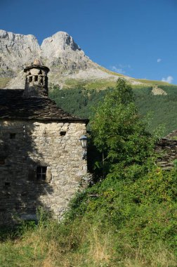 Ortaçağ evi manzarası şömineli, arka planda dağ ve ay manzaralı. Escuain, Aragon, İspanya