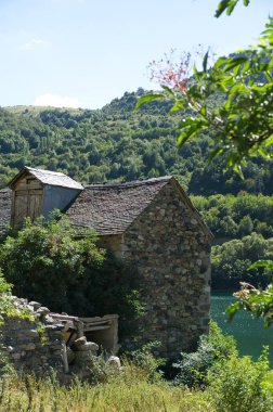 Huesca, İspanya 'daki Lanuza kasabası. Bazı evlerin manzaraları