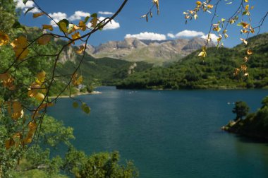 Lanuza kasabasına bakış açısına göre. Arkasında dağlar olan büyük bir göl..
