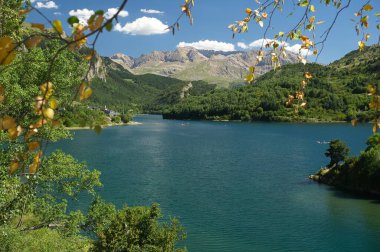 Lanuza kasabasına bakış açısına göre. Arkasında dağlar olan büyük bir göl..