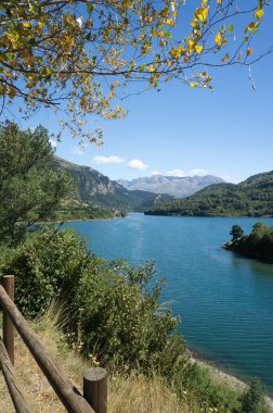 Lanuza kasabasına bakış açısına göre. Arkasında dağlar olan büyük bir göl..