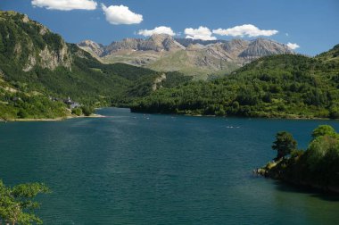 Lanuza kasabasına bakış açısına göre. Arkasında dağlar olan büyük bir göl..