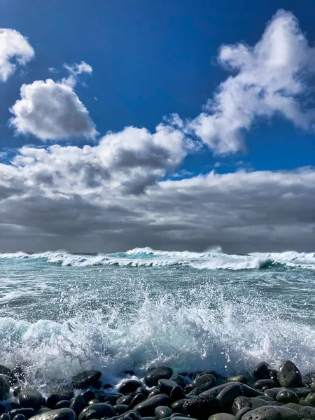 ของชายหาด ทะเลส าคราม ทะเลหยาบ นใหญ และเมฆในท องฟ — ภาพถ่ายสต็อก