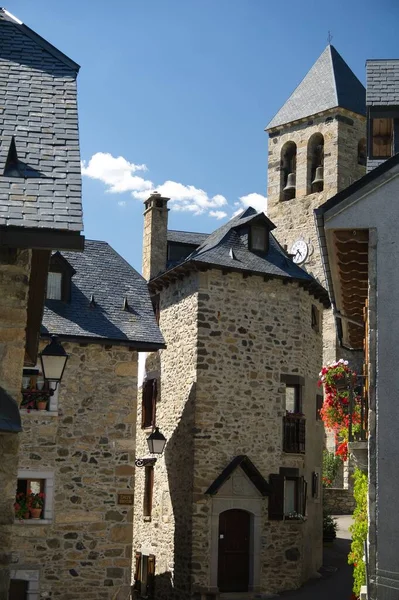 西班牙Huesca的Lanuza镇 教堂和一些房屋的景观 — 图库照片