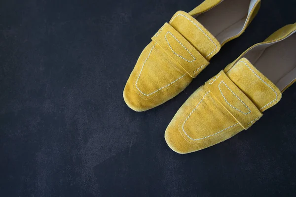 Sapatos Amarelos Fundo Preto — Fotografia de Stock