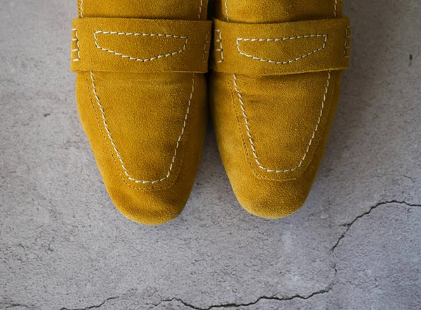 Gele Schoenen Grijze Achtergrond Gele Mocassins — Stockfoto