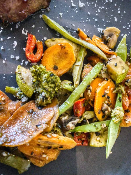 Campur Sayuran Yang Dibumbui Pepper Wortel Brokoli Zucchini Asparagus Wijen — Stok Foto