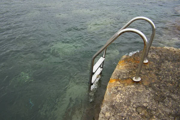 Piscine Naturali Scala Metallo Che Fornisce Accesso Mare Dagli Scogli — Foto Stock