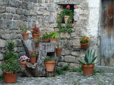 İspanya 'nın başkenti Hecho' da tencere ve renkli çiçeklerle süslenmiş bir duvar portresi.