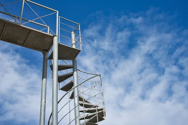 Escadaria Espiral Metal Fundo Azul Céu Com Nuvens Brancas Vou — Fotografia de Stock