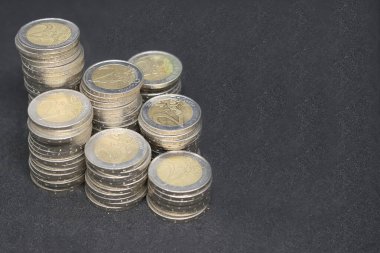 Bir sürü iki avroluk bozuk para. Sancak kopyalama alanı.