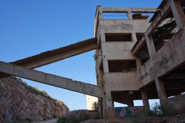 Rodalquilar, Almerya 'nın eski altın madenleri, Cabo de Gata Doğal Parkı, İspanya. Üretim ve yıkık dökük binalar. Terk edilmiş evler.