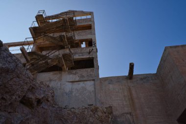 Rodalquilar, Almerya 'nın eski altın madenleri, Cabo de Gata Doğal Parkı, İspanya. Üretim ve yıkık dökük binalar. Terk edilmiş evler.