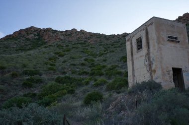 Rodalquilar, Almerya 'nın eski altın madenleri, Cabo de Gata Doğal Parkı, İspanya. Üretim ve yıkık dökük binalar. Terk edilmiş evler.