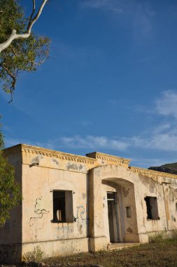 Rodalquilar, Almeria eyaletinin eski madencileri Cabo de Gata Doğal Parkı, İspanya. Terk edilmiş ve yıkılmış evler. Turist eğlencesi