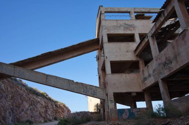 Rodalquilar, Almerya 'nın eski altın madenleri, Cabo de Gata Doğal Parkı, İspanya. Üretim ve yıkık dökük binalar. Terk edilmiş evler.
