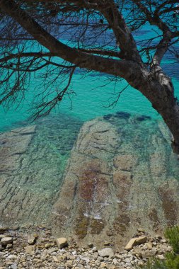 Moraira, Alicante, İspanya 'nın berrak sularının panoramik görüntüsü