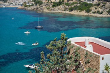 Moraira 'nın berrak sularının panoramik manzarası, Akdeniz Alicante İspanya' sındaki El Portet plajı.