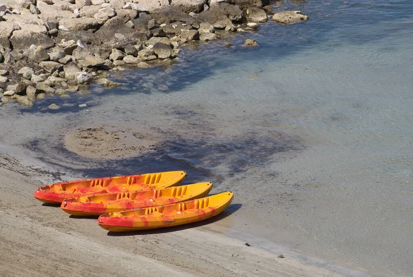 Tre Kayak Bloccati Sulla Riva Della Spiaggia Ibiza Mar Mediterraneo — Foto Stock