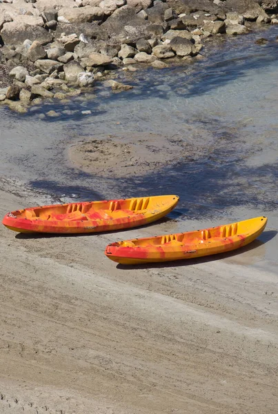 Due Kayak Bloccati Sulla Riva Della Spiaggia Ibiza Mar Mediterraneo — Foto Stock