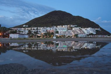 Almeria Cabo de Gata San Jose plajı ve İspanya köyü. Gün batımı ışıkları