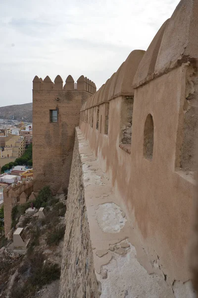 西班牙安达卢西亚Alcazaba Almeria部分城墙和部分城墙的景观 — 图库照片