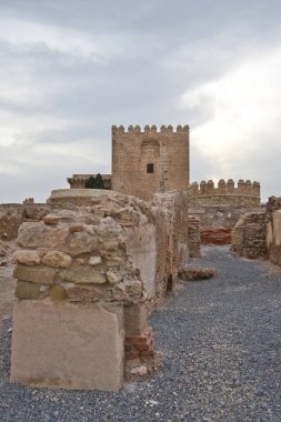 Alcazaba de Almeria 'nın mimari kompleksi, ana kule. Endülüs, İspanya.