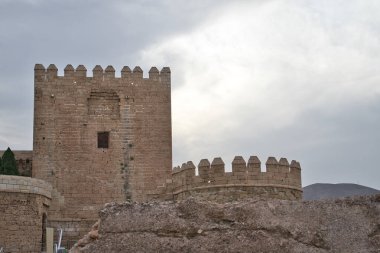 Alcazaba de Almeria 'nın mimari kompleksi, ana kule. Endülüs, İspanya.