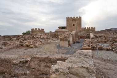 Alcazaba de Almeria 'nın mimari kompleksi, ana kule. Endülüs, İspanya.