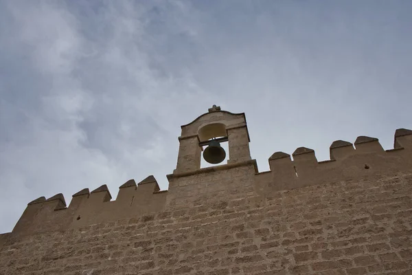 钟楼上的天然石墙和天空背景 低角度射击 — 图库照片