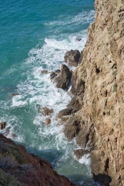 Arrecife de las Sirenas, Cabo de Gata, Almeria, Endülüs, İspanya 'nın ünlü yeri. Sudan yükselen volkanik kayalar ve kırılan dalgalar..
