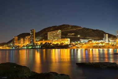 Alicante 'nin gece manzarası, Albufereta plajı. İspanya.