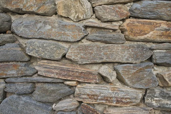 Muur Van Onregelmatige Stenen Die Bruine Tinten Worden Gerijpt Als — Stockfoto