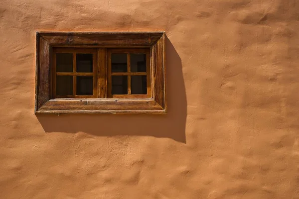 Λεπτομέρεια Ρουστίκ Ξύλινο Παράθυρο Ένα Ζεστό Χρωματιστό Τοίχο Ελαχιστοποίηση — Φωτογραφία Αρχείου