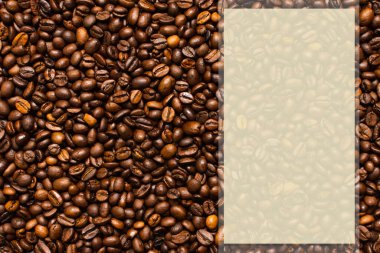 Kahve çekirdeği. Kahve çekirdekleri yüzeye yayılmış..