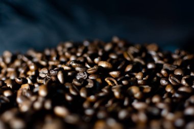 Kahve çekirdeği. Kahve çekirdekleri yüzeye yayılmış..