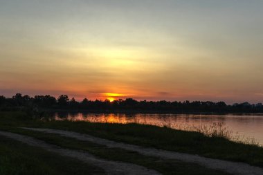 Gün batımında manzara. Yumuşak odak.
