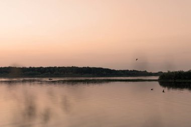 Gün batımında manzara. Yumuşak odak.