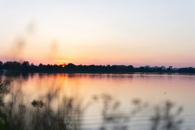 Gün batımında manzara. Yumuşak odak.