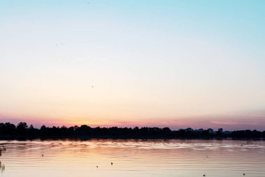 Gün batımında manzara. Yumuşak odak.