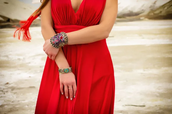 Uma Mulher Vestido Vermelho Segura Mãos Frente Mulher Está Usando — Fotografia de Stock